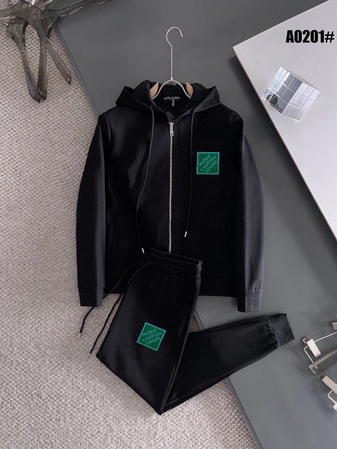 🅿️420 [LV Louis Vuitton] (Fat Man Gospel) hot-selling suit is coming. Focus on the original version of the official website. 2025 new hot-selling cardigan sweater suit. The original order is the best. 🇭🇰The meticulous work of top designers is dedicated to a fitting and perfect upper body effect. All-natural high-quality Roman cotton 100%, close-fitting comfort, noble and elegant! Original hardware embodies elegance and nobility! Counter size: M-5XL (maximum wear up to 220 pounds)